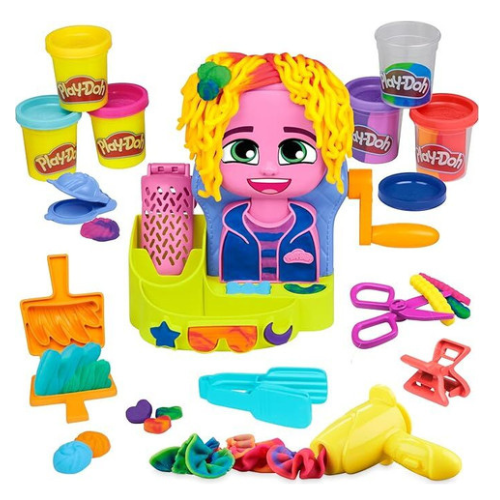 בצק פליידו עיצוב שיער מבית פליידו Play-Doh hair Stylin salon הכירו את ערכת עיצוב השיער של Play-Doh! מגוון צבעים וכלים איתם ילדיכם יוכלו ליצור תספורות מגניבות ומקוריות לדמות החמודה. הערכה כוללת דגם ראש לדמות, ארבעה צבעי בצק וכלים כמו מספריים, מברשת, ותוספות שפתיים ועיניים לשינוי מראה הדמות. מגוון צורות והעיצובים מאפשרים לילדים לשחק, ללמוד ולתרגל את כישורי היצירתיות והפנטזיה שלהם בזמן שהם מעצבים ומשנים את תספורת הדמות פעם אחרי פעם. בצק במשקל כולל 340 גרם. מכיל 6 בצקים. המשחק מתאים לגילאי 3+ משתתפים: 1+   ברקוד מוצר: 5010996200983 בצק פליידו עיצוב שיער מבית פליידו Play-Doh hair Stylin salon הכירו את ערכת עיצוב השיער של Play-Doh! מגוון צבעים וכלים איתם ילדיכם יוכלו ליצור תספורות מגניבות ומקוריות לדמות החמודה. הערכה כוללת דגם ראש לדמות, ארבעה צבעי בצק וכלים כמו מספריים, מברשת, ותוספות שפתיים ועיניים לשינוי מראה הדמות. מגוון צורות והעיצובים מאפשרים לילדים לשחק, ללמוד ולתרגל את כישורי היצירתיות והפנטזיה שלהם בזמן שהם מעצבים ומשנים את תספורת הדמות פעם אחרי פעם. בצק במשקל כולל 340 גרם. מכיל 6 בצקים. המשחק מתאים לגילאי 3+ משתתפים: 1+ ברקוד מוצר: 5010996200983